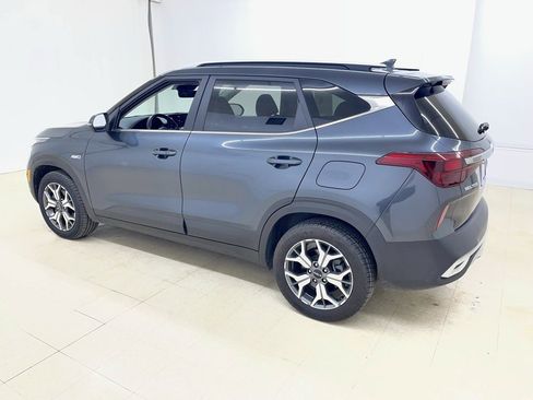 Used 2023 Kia Seltos EX image 2