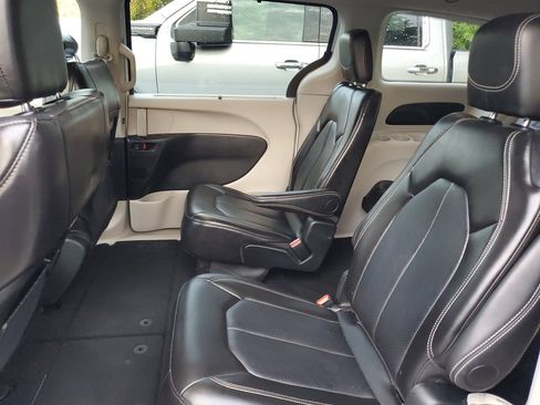 Used 2024 Chrysler Pacifica Touring-L FWD image 9