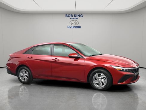 New 2026 Hyundai Elantra SE FWD image 2