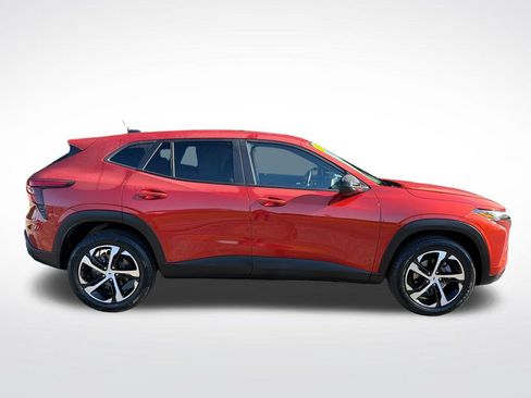 Used 2024 Chevrolet Trax RS w/ Sunroof Package FWD image 7
