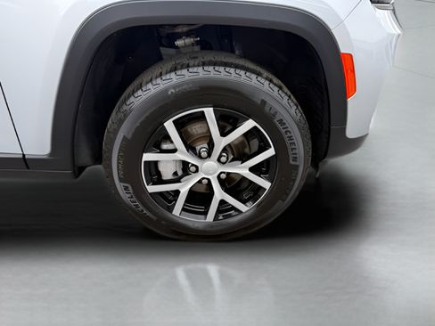 Used 2025 Jeep Grand Cherokee Limited AWD/4WD image 33