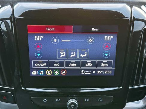 Used 2022 Chevrolet Traverse LT image 28