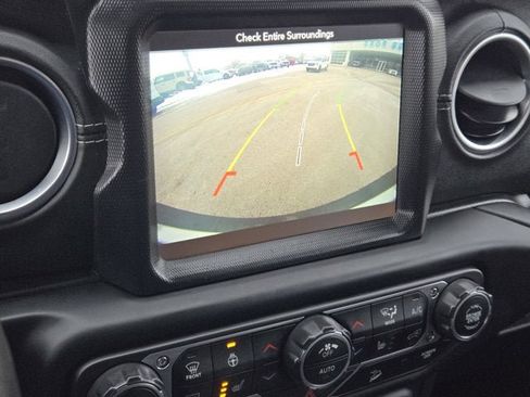 Used 2019 Jeep Wrangler Unlimited Sahara image 21