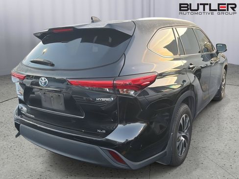 Certified 2021 Toyota Highlander XLE AWD/4WD image 9