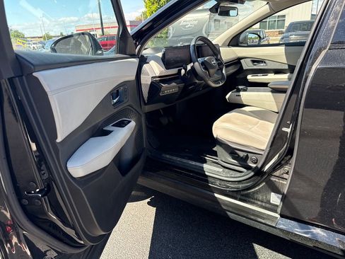 Used 2023 Nissan Ariya AWD image 46