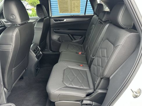 Used 2024 Volkswagen Atlas Cross Sport SE FWD image 15
