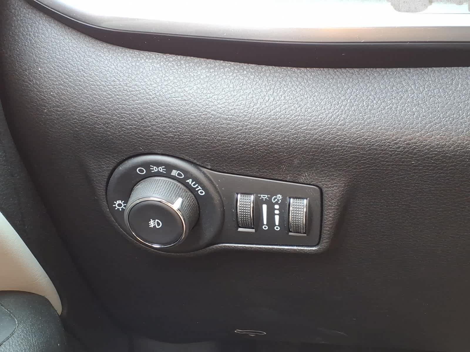 Used 2025 Jeep Compass Limited AWD/4WD image 23