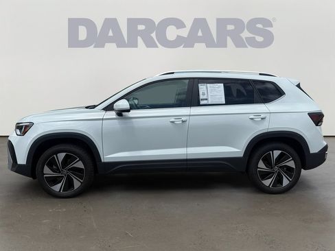 Used 2025 Volkswagen Taos SE AWD/4WD image 4