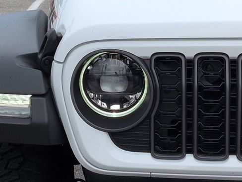 Used 2024 Jeep Gladiator Mojave w/ Technology Group AWD/4WD image 10
