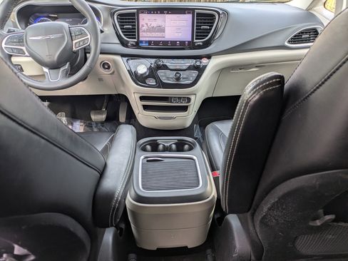 Used 2023 Chrysler Pacifica Touring-L image 25