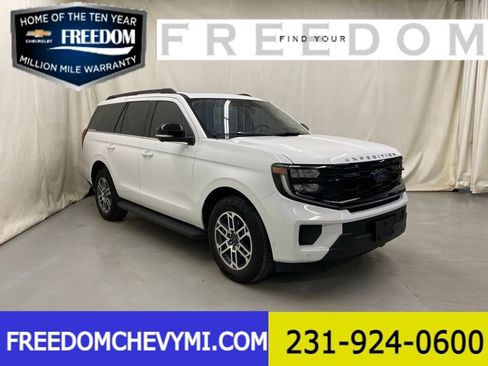 Used 2025 Ford Expedition Active AWD/4WD image 1