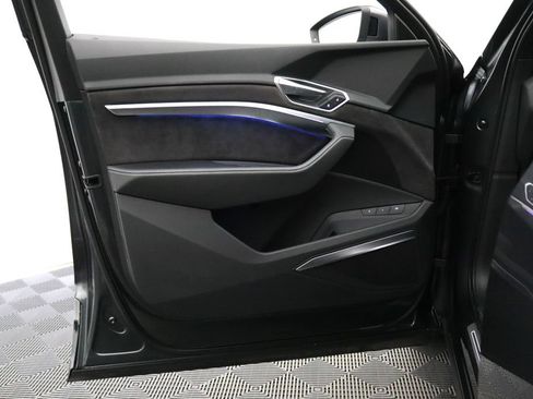 Used 2019 Audi e-tron Prestige w/ Prestige Package AWD/4WD image 13
