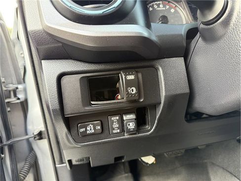 Used 2017 Toyota Tacoma TRD Off-Road w/ Tow Package (A/T) image 12