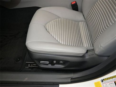 Used 2024 Toyota Camry SE image 10