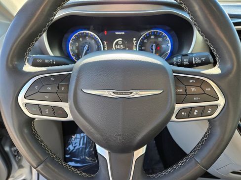 Used 2023 Chrysler Pacifica Touring-L image 19