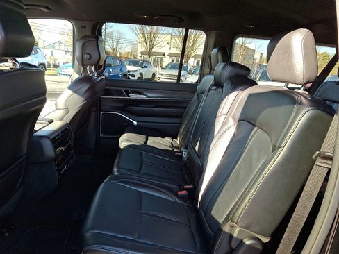 Certified 2024 Jeep Wagoneer L Series II w/ Flexible Seating Group image 20