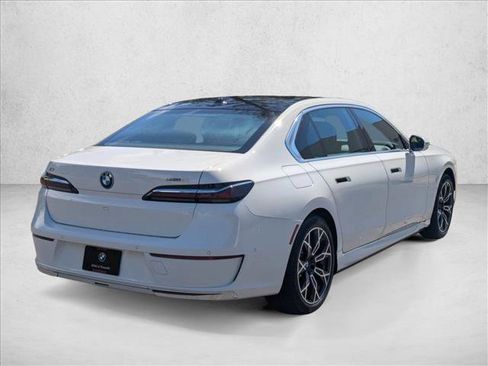 Used 2025 BMW i7 eDrive50 w/ Premium Package RWD image 5