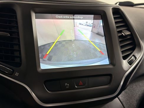 Used 2019 Jeep Cherokee Trailhawk w/ Comfort/Convenience Group AWD/4WD image 18