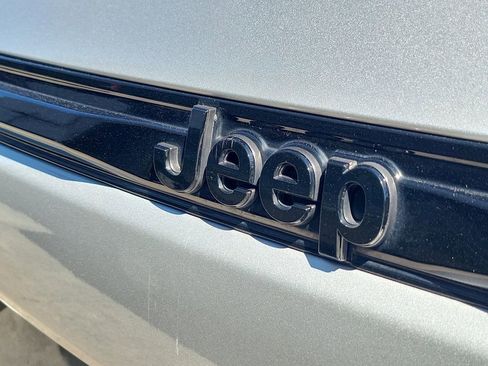 Used 2023 Jeep Grand Cherokee Altitude AWD/4WD image 6