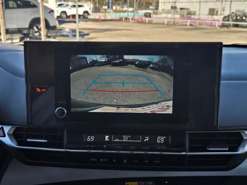 Used 2025 Toyota Sienna LE image 19