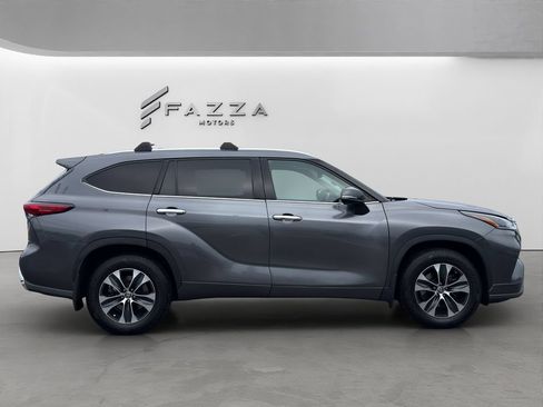 Used 2021 Toyota Highlander XLE AWD/4WD image 15