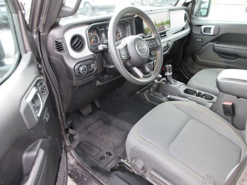 Used 2024 Jeep Gladiator Sport AWD/4WD image 12