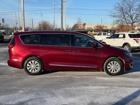 Used 2018 Chrysler Pacifica Touring-L w/ Advanced Safetytec Group image 2