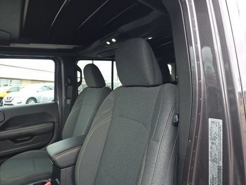Used 2025 Jeep Wrangler Unlimited Sahara w/ Safety Group AWD/4WD image 18