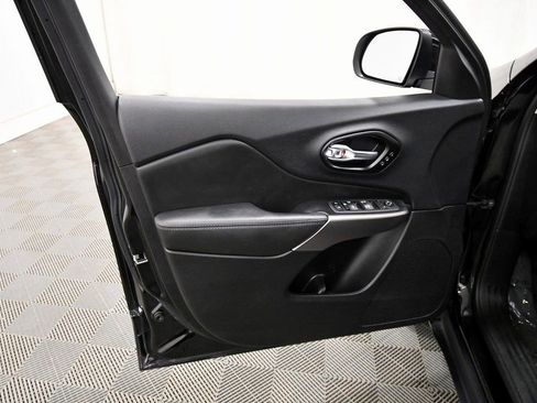 Used 2022 Jeep Cherokee Limited w/ Mopar Interior Package image 12