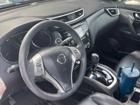 Used 2015 Nissan Rogue SV FWD image 2