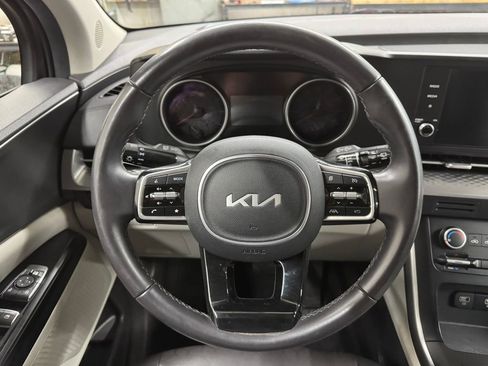 Used 2024 Kia Carnival LX image 19