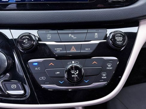 Used 2017 Chrysler Pacifica Touring FWD image 18