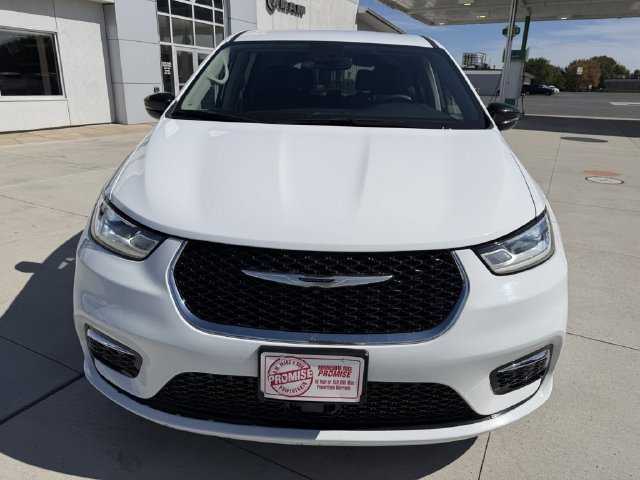 Used 2024 Chrysler Pacifica Touring-L FWD image 3