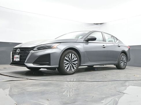 Used 2024 Nissan Altima 2.5 SV AWD/4WD image 27