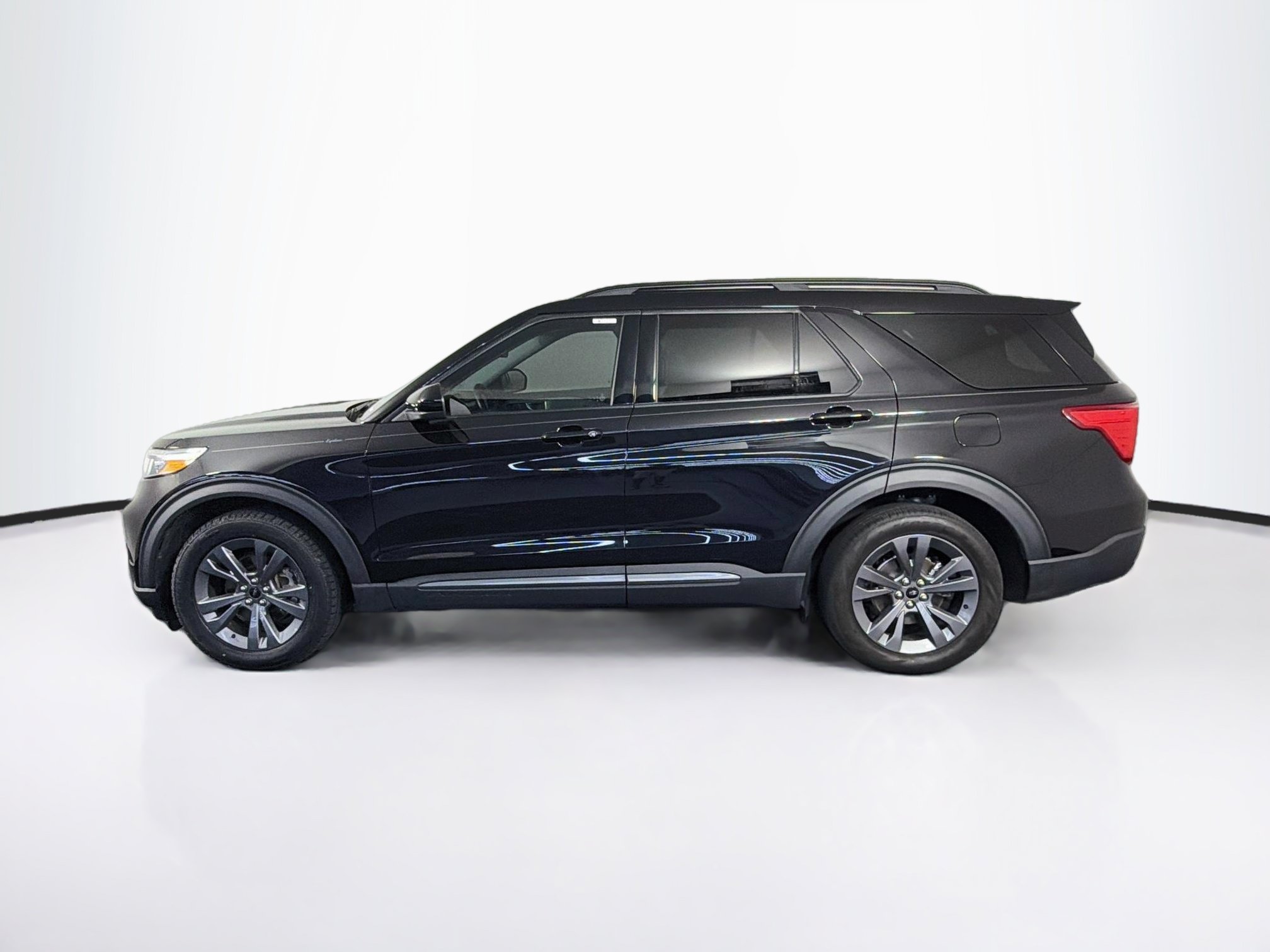 Used 2023 Ford Explorer XLT w/ Equipment Group 202A RWD image 4