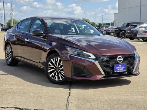 Used 2025 Nissan Altima 2.5 SV FWD image 2