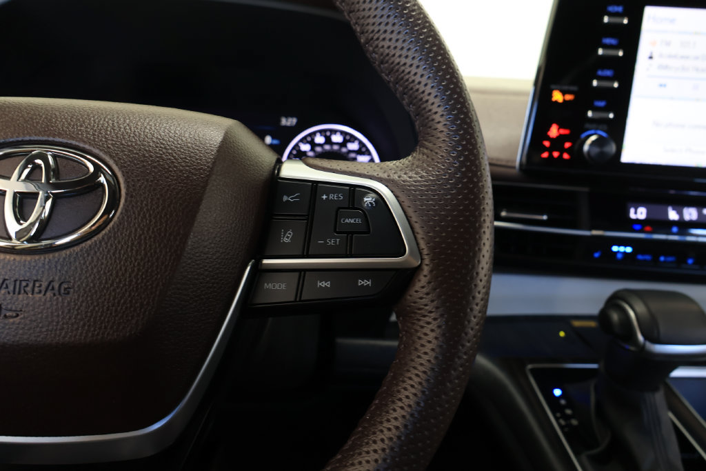 Used 2024 Toyota Sienna Platinum FWD image 30