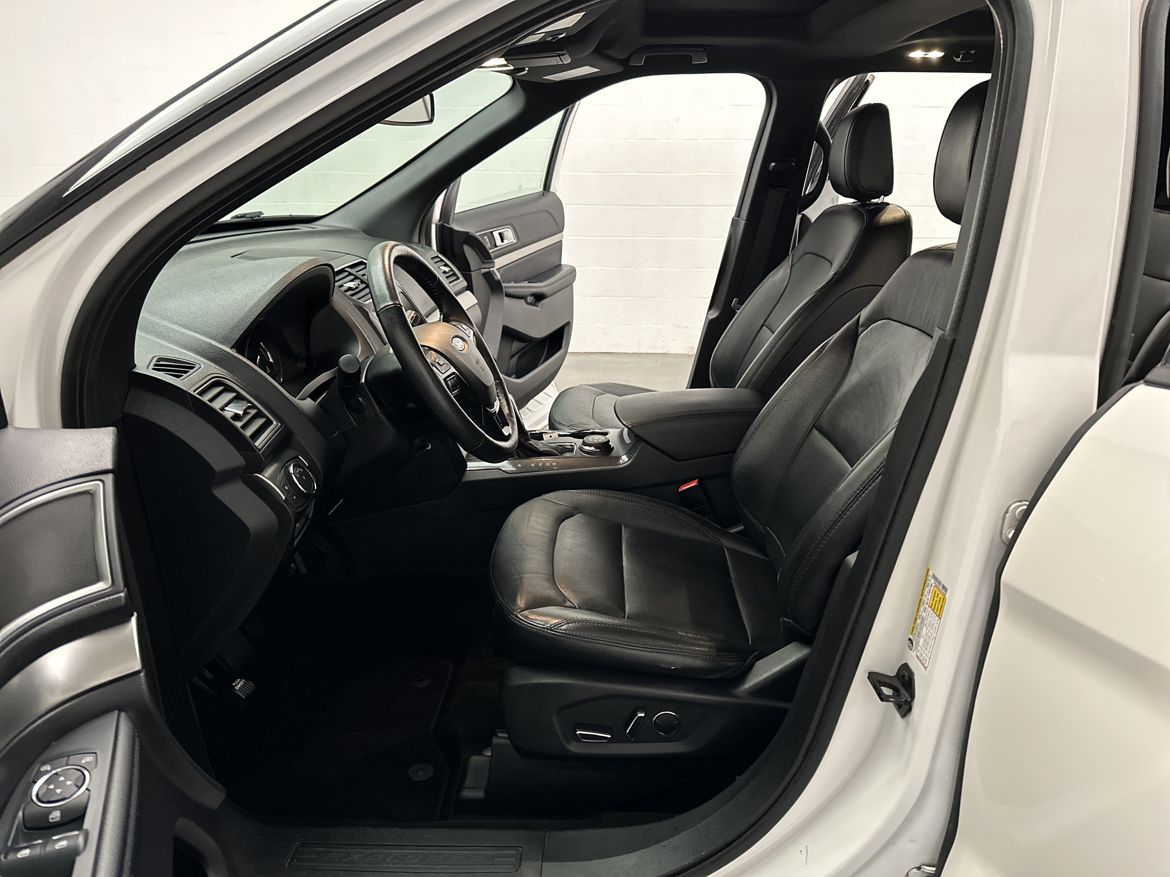 Used 2018 Ford Explorer XLT w/ Equipment Group 202A AWD/4WD image 19