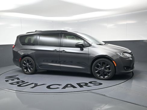 Used 2018 Chrysler Pacifica Touring-L Plus w/ S Appearance Package image 2