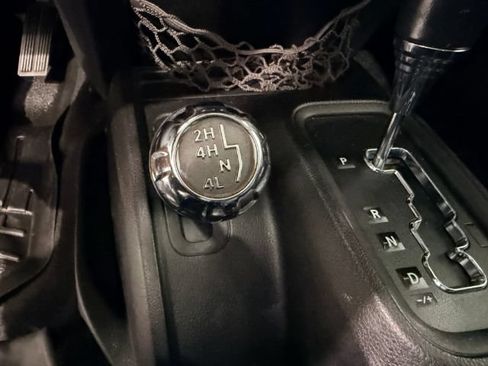 Used 2012 Jeep Wrangler Unlimited Sahara w/ Connectivity Group AWD/4WD image 24