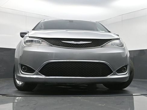 Used 2017 Chrysler Pacifica Touring-L w/ Tire & Wheel Group image 26