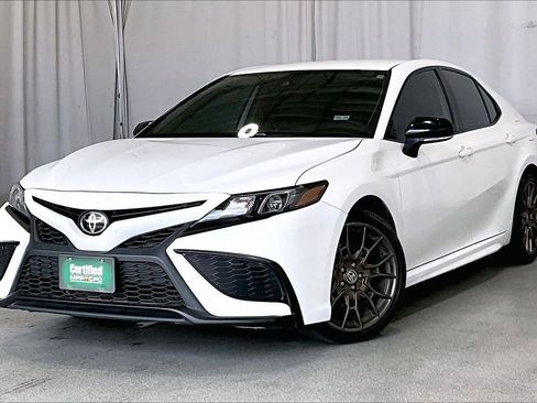 Used 2023 Toyota Camry SE image 2