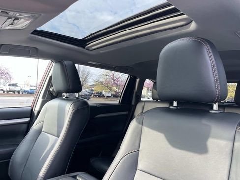 Used 2019 Toyota Highlander XLE w/ Carpet Mat Package (TMS) image 34