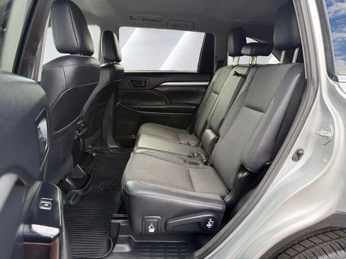 Used 2017 Toyota Highlander Plus FWD image 14