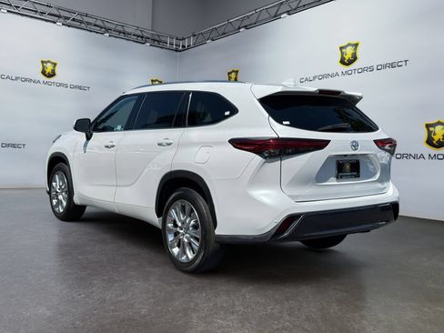Used 2023 Toyota Highlander Limited FWD image 3