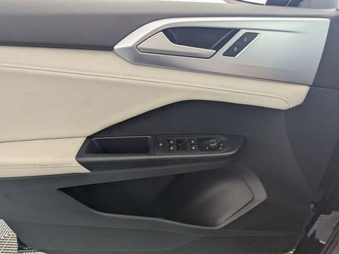 New 2026 Volkswagen Taos SE FWD image 15