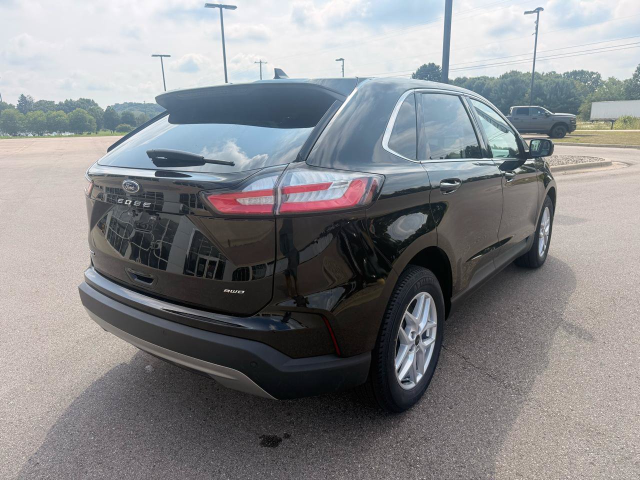 Used 2024 Ford Edge SEL AWD/4WD image 3