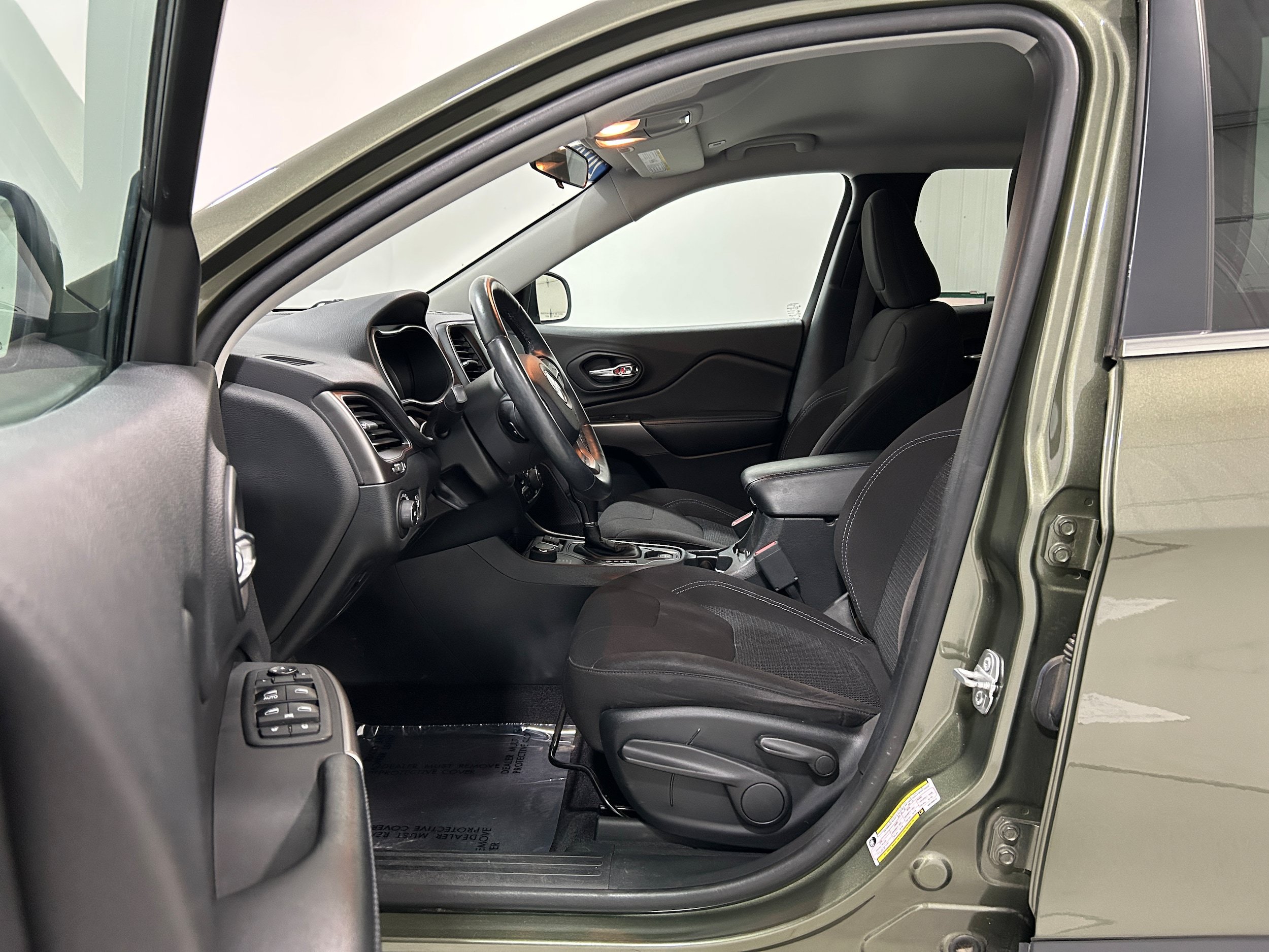 Used 2019 Jeep Cherokee Latitude w/ Cold Weather Group AWD/4WD image 4