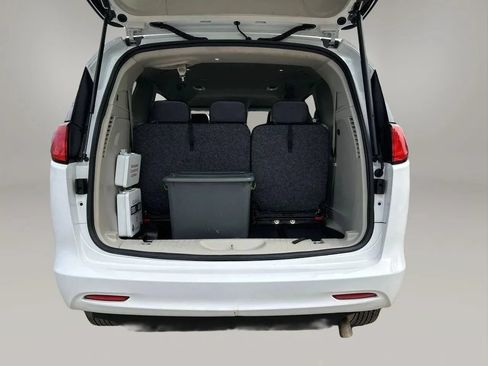 Used 2023 Chrysler Voyager LX FWD image 17