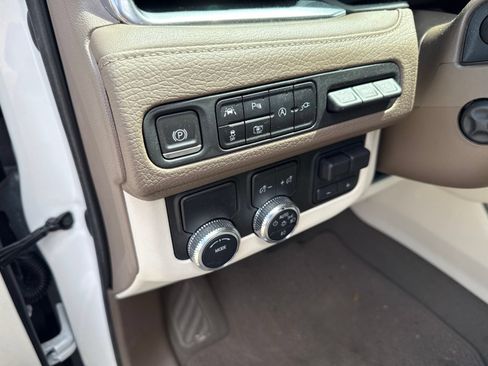 Used 2022 GMC Yukon XL Denali w/ Denali Premium Package RWD image 15